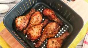 Frango frito na airfryer, que fica com a carne muito suculenta e aquela casquinha crocante
