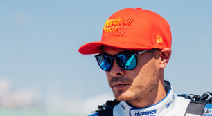 NASCAR: Problemas de aderência nas voltas finais tiram a vitória de Kyle Larson no Kansas