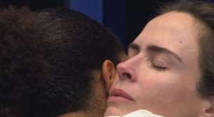 Após morte do pai, Ana Paula Renault é confortada por Milena, no 'BBB 26'; 'tia' oferece ajuda à amiga: 'Se você quiser, posso...'