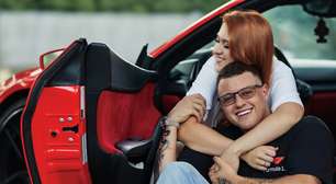 Sofia Liberato celebra aniversário do marido e ostenta Ferrari de R$ 2,5 milhões