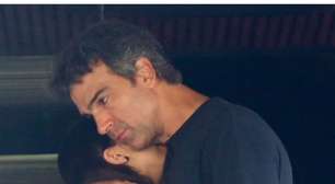 Abalado pela morte do irmão Oscar, Tadeu Schmidt é amparado pela esposa antes da última eliminação do 'BBB 26'. Fotos