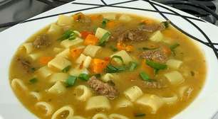 Sopa de carne com creme de batatas: uma opção perfeita para os dias frios que fica muito cremosa