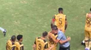 Jogadores do Sport cumprimentam ex-técnico Roger Silva antes de enfrentar o América-MG