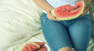 Muitas pessoas dizem que ela faz mal à saúde e que você deve evitá-la. É isso que acontece com seu corpo se você comer melancia à noite