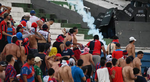 Superclássico paraguaio é suspenso após violência nas arquibancadas; veja