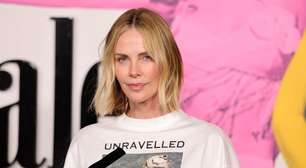 Charlize Theron revela que não se sente assombrada por tragédia que resultou na morte do pai