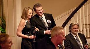 Série com Colin Firth e Toni Collette ganha destaque na Netflix e resgata crime que intriga até hoje