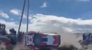 Carro sai da pista, atinge público e mata espectador em rali na Argentina