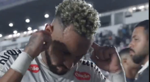 Coceira ou ouvido tapado? Neymar nega gesto polêmico e desabafa: 'Pegando pesado demais'