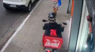 Falso entregador em moto sobe em calçada e furta celular de mulher em segundos, em SP