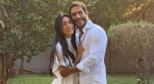 Michelle Barros anuncia gravidez, revela que era marketing e é detonada nas redes: 'Filho virou produto?'