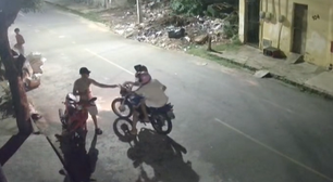 Vítima puxa celular de mão de assaltante e recupera aparelho antes de fugir correndo no CE; veja vídeo