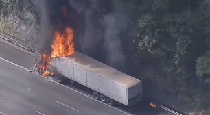 Caminhão pega fogo e interdita Rodovia Anhanguera, em SP