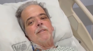 Ator posa em cama de hospital e diz que ainda não consegue andar após mais de 50 dias internado