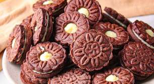 Biscoito de chocolate recheado com coco, que fica super crocante e com um sabor incrível