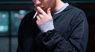 Parlamento do Reino Unido aprova lei que impede jovens de comprarem cigarros para sempre