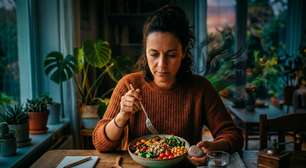 Comer no impulso tem solução, e ela não é o controle