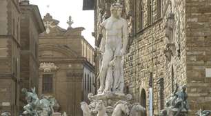 Mulher tenta tocar pênis de estátua na Itália e gera danos de 5 mil euros