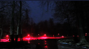 Por que cidades europeias adotaram iluminação vermelha e qual a relação com animais noturnos?