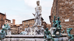 Turista é presa após tentar tocar genitália de estátua na Itália em brincadeira pré-nupcial