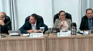 Vereadora faz gesto obsceno durante sessão no interior do Ceará