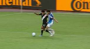 'Segura a camisa do defensor em todo momento': ouça áudio do VAR de gol anulado do Vasco