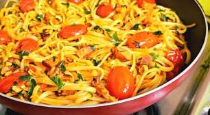 Macarrão ao alho e óleo com bacon e tomate, para uma refeição rápida, suculenta e deliciosa