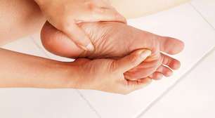 Quando cada passo incomoda: sintomas, causas e alerta da fascite plantar explicados de forma simples