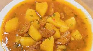 Sopa de mandioca com calabresa, que fica cremosa e deixar a sua família com água na boca