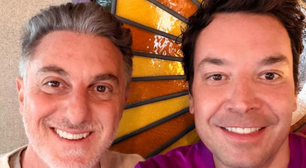 Luciano Huck encontra Jimmy Fallon e brinca: 'É inteligência artificial?'