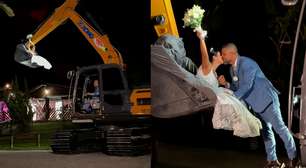 Noiva surpreende e chega 'voando' para casamento dentro de concha de escavadeira em SC