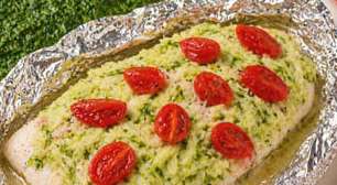 Filé de peixe no papelote com abobrinha: leve e rápido