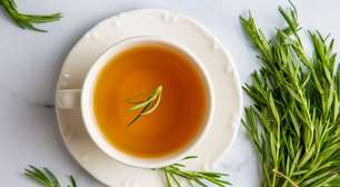 Chá de alecrim ajuda a controlar a glicose? Veja como usar a erva do jeito certo