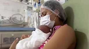 Nascido com 6 dedos, filho de influenciadora recebe alta após 40 dias na UTI