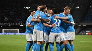 Brasileiro faz golaço, Napoli goleia e mantém pressão sobre a Inter de Milão