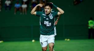 Esli Garcia abre o coração para torcida do Goiás após gol contra o Cruzeiro