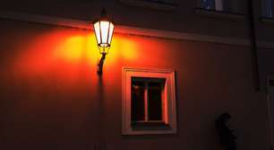 Cidades da Europa estão apostando na iluminação pública vermelha para proteger os animais; entenda