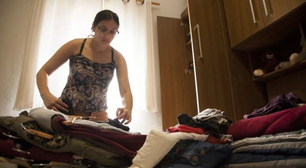 Minha avó sempre usou esse truque para tirar o cheiro de guardado da roupa, agora eu testei e funciona mesmo