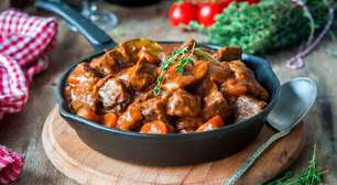 Sucesso no almoço: carne de panela com mandioca e tomate rápida e suculenta