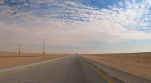 A estrada reta mais longa do mundo é um verdadeiro desafio mental: 240 km sem curvas, em pleno deserto
