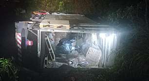 Caminhão com solvente e tinta tomba em ponte sobre o Rio Turvo no RS