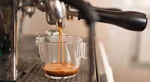 O dia só começa depois do café? A ciência por trás dos micro-rituais que organizam sua mente