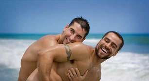 Homens gays se sentem mais atraentes durante viagens, aponta estudo