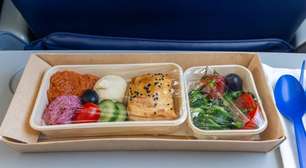 Por que a comida de avião parece sem graça? A ciência da altitude, do ar seco e da redução do paladar em voo