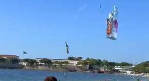 Em chamas, balão cai no mar de Copacabana e assusta banhistas