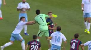 Ex-goleiro do Boca Juniors perde a cabeça e acerta soco em rival em clássico na Espanha