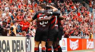 Athletico-PR, de virada, bate Vitória na Arena da Baixada