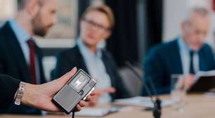 Por que odiamos nossa própria voz gravada? A Psicologia explica o choque entre o que ouvimos e o que somos de verdade