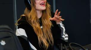 Luísa Sonza volta ao Brasil e é cercada por fãs no aeroporto