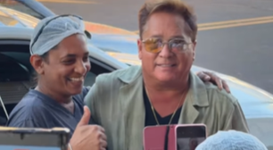 Mesmo com o olho roxo, Leonardo dá show de simpatia e atende dezenas de fãs em MG